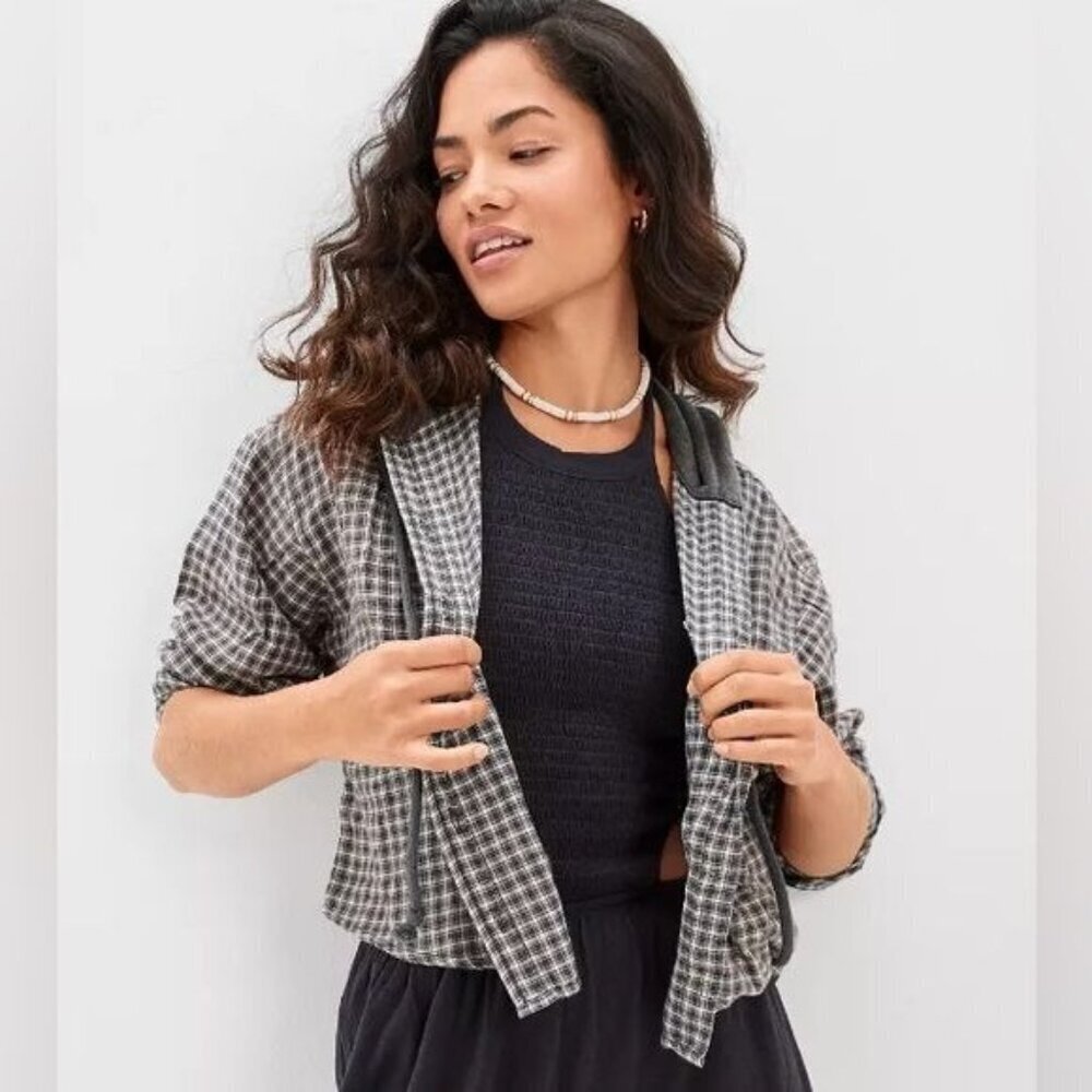 American Eagle Cropped Gray Plaid Button Down‎ Hooded Flannel Shirt M Fall Cozy